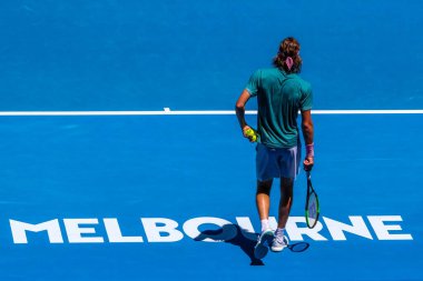 MELBOURNE, AUSTRALIA - 21 Ocak 2019: Yunan profesyonel tenisçi Stefanos Tsitsipas, Melbourne Park 'ta oynanan 2019 Avustralya Açık' ta oynanan çeyrek final karşılaşmasında