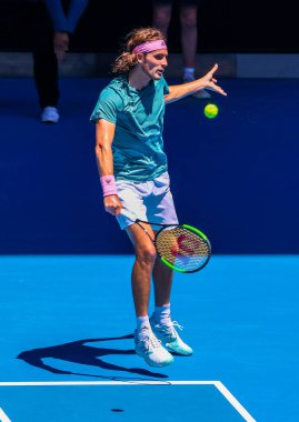MELBOURNE, AUSTRALIA - 21 Ocak 2019: Yunan profesyonel tenisçi Stefanos Tsitsipas, Melbourne Park 'ta oynanan 2019 Avustralya Açık' ta oynanan çeyrek final karşılaşmasında