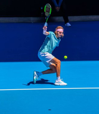 MELBOURNE, AUSTRALIA - 21 Ocak 2019: Yunan profesyonel tenisçi Stefanos Tsitsipas, Melbourne Park 'ta oynanan 2019 Avustralya Açık' ta oynanan çeyrek final karşılaşmasında