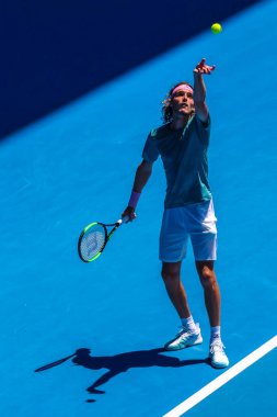 MELBOURNE, AUSTRALIA - 21 Ocak 2019: Yunan profesyonel tenisçi Stefanos Tsitsipas, Melbourne Park 'ta oynanan 2019 Avustralya Açık' ta oynanan çeyrek final karşılaşmasında
