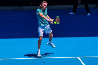 MELBOURNE, AUSTRALIA - 21 Ocak 2019: Yunan profesyonel tenisçi Stefanos Tsitsipas, Melbourne Park 'ta oynanan 2019 Avustralya Açık' ta oynanan çeyrek final karşılaşmasında