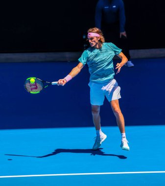 MELBOURNE, AUSTRALIA - 21 Ocak 2019: Yunan profesyonel tenisçi Stefanos Tsitsipas, Melbourne Park 'ta oynanan 2019 Avustralya Açık' ta oynanan çeyrek final karşılaşmasında