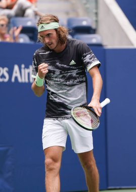 NEW YORK - 27 AUGust 2019: Yunan profesyonel tenisçi Stefanos Tsitsipas, New York 'taki Billie Jean King Ulusal Tenis Merkezi' nde oynanan 2019 ABD Açık ilk tur müsabakasında