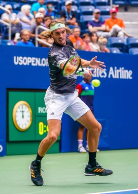 NEW YORK - 27 AUGust 2019: Yunan profesyonel tenisçi Stefanos Tsitsipas, New York 'taki Billie Jean King Ulusal Tenis Merkezi' nde oynanan 2019 ABD Açık ilk tur müsabakasında