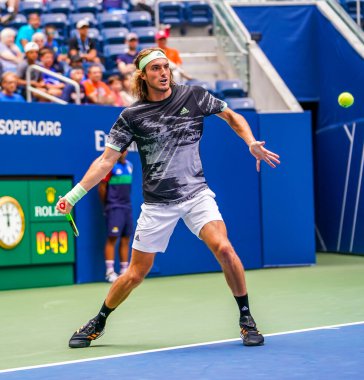 MELBOURNE, AUSTRALIA - 21 Ocak 2019: Yunan profesyonel tenisçi Stefanos Tsitsipas, Melbourne Park 'ta oynanan 2019 Avustralya Açık' ta oynanan çeyrek final karşılaşmasında