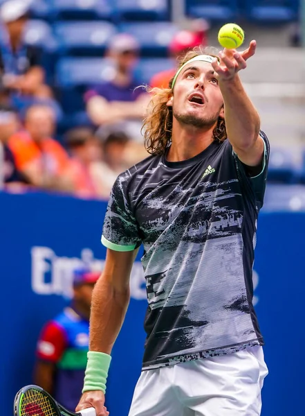 NEW YORK - 27 AUGust 2019: Yunan profesyonel tenisçi Stefanos Tsitsipas, New York 'taki Billie Jean King Ulusal Tenis Merkezi' nde oynanan 2019 ABD Açık ilk tur müsabakasında
