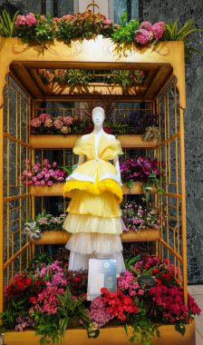 NEW YORK - 2 Mayıs 2021: Manhattan 'ın merkezindeki Macy' s Herald Meydanı 'nda Macy' s Yıllık Çiçek Fuarı sırasında çiçek süsleme