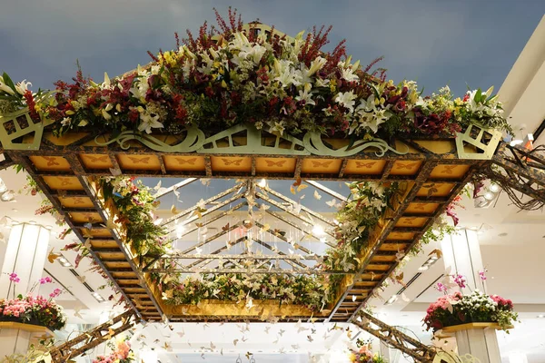 曼哈顿市中心梅西先驱广场著名的梅西年度花展期间的花饰 — 图库照片
