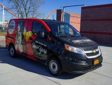 BrooKLYN, New York - 30 Mart 2021: Coney Island Bira Şirketi 'nin minibüsü Brooklyn, New York' un Coney Island bölgesinde
