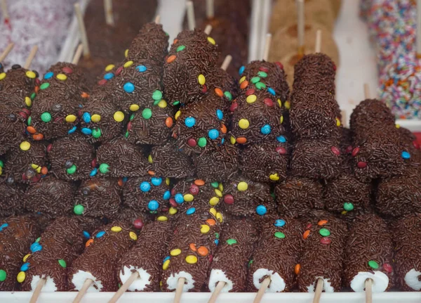 Çikolatalı Karamelli Marshmallow Çikolata Parçacıkları Ahşap Bir Çubukta — Stok fotoğraf