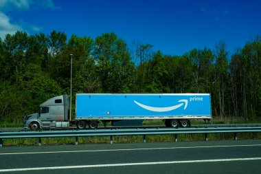 STATEN ADASI, New York - 5 Mayıs 2021: Otoyolda giden Amazon kamyonu, yan tarafında büyük Prime logosu basılı