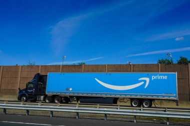STATEN ADASI, New York - 5 Mayıs 2021: Otoyolda giden Amazon kamyonu, yan tarafında büyük Prime logosu basılı