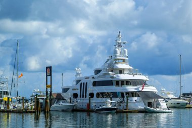 KEY BATI, FLORIDA - 1 Haziran 2016: Key West Bight Marina 'da yatlar ve yelkenliler 