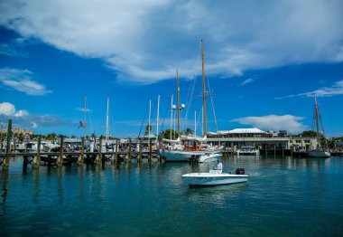 KEY BATI, FLORIDA - 1 Haziran 2016: Key West Bight Marina 'da yatlar ve yelkenliler 