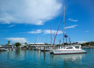 KEY BATI, FLORIDA - 1 Haziran 2016: Key West Bight Marina 'da yatlar ve yelkenliler 