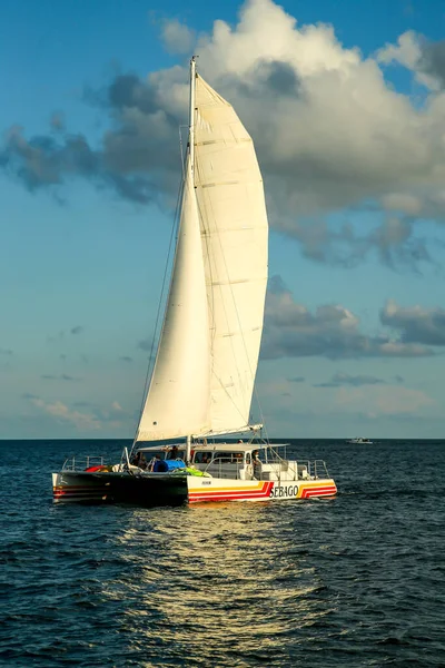 Key Bati Florida Mayıs 2016 Turistler Key West Günbatımında Yat — Stok fotoğraf