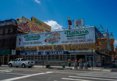BrooKLYN, New York - 11 Mayıs 2021: The Nathan 's Original restaurant, Coney Island, New York. Orijinal Nathan hala 1916 'da olduğu yerde duruyor. 