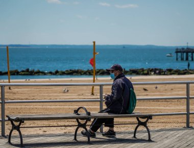 BrooKLYN, New York - 11 Mayıs 2021: Tanımlanamayan adam Brooklyn, New York 'taki Coney Island Boardwalk' ta eğleniyor