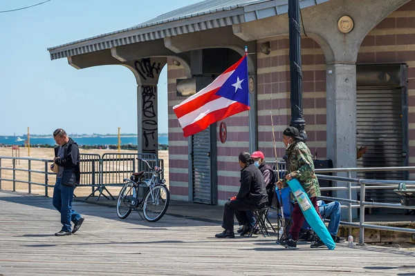 Brooklyn New York Maj 2021 Grupa Portorykańskich Mężczyzn Cieszy Się — Zdjęcie stockowe