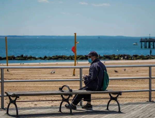 Brooklyn New York Maj 2021 Oidentifierad Man Njuter Utomhus Coney — Stockfoto