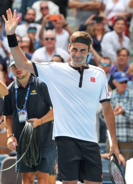 NEW YORK - 1 Eylül 2019 Grand Slam Şampiyonu İsviçre 'li Roger Federer, New York' taki Ulusal Tenis Merkezi 'nde oynanan 2019 ABD Açık turu 16. 
