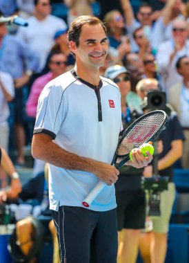 NEW YORK - 1 Eylül 2019 Grand Slam Şampiyonu İsviçre 'li Roger Federer, New York' taki Ulusal Tenis Merkezi 'nde oynanan 2019 ABD Açık turu 16. 