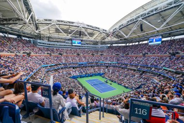 NEW YORK - 8 Eylül 2019: Arthur Ashe Stadyumu 2019 ABD Açık Erkekler final maçı sırasında New York 'taki Billie Jean King Ulusal Tenis Merkezi' nde