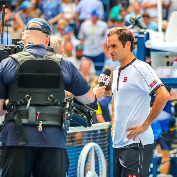 ニューヨーク 2019年9月1日 20時間グランドスラムのチャンピオンであるロジャー フェデラーは 2019年米国オープンラウンド後の裁判所インタビューで スイスのニューヨークのナショナルテニスセンターで16試合を開催 — ストック写真