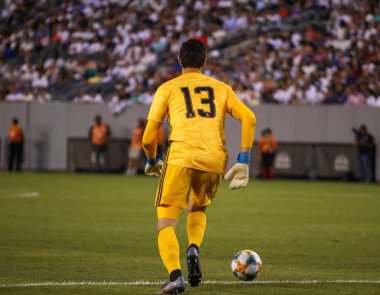 Doğu RUTHERFORD, NJ - 26 Temmuz 2019: Real Madrid 'den Thibaut Courtois # 13 MetLife Stadyumu' nda düzenlenen 2019 Uluslararası Şampiyonlar Kupası 'nda Atletico de Madrid' e karşı oynanan maçta. Real Madrid 3-7 yenildi