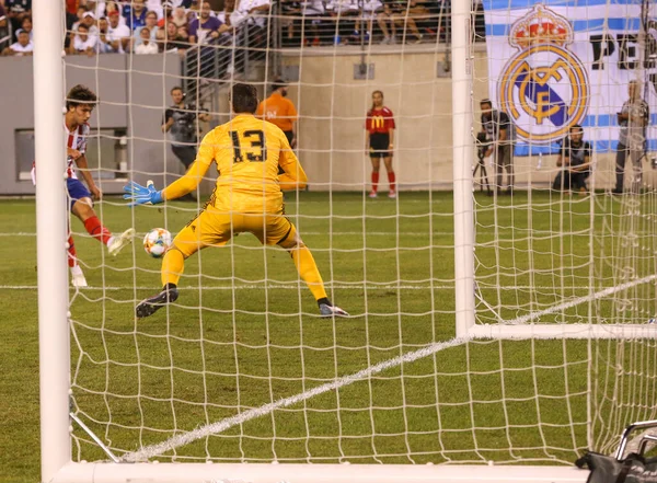 East Rutherford 2019年7月26日 レアル マドリードのティバトス クルトワ 13は2019年メットライフスタジアムで開催された国際チャンピオンズカップでアトレティコ マドリードとの試合中に活躍した レアル マドリードは3 — ストック写真