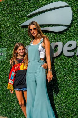 NEW YORK - 7 Eylül 2019: Brezilyalı-Amerikalı model, aktris, moda tasarımcısı Alessandra Ambrosio ve kızı Anja Mazur, 2019 'dan önce New York' taki Ulusal Tenis Merkezi 'nde oynanan ABD Açık Bayanlar final karşılaşmasında mavi halıda