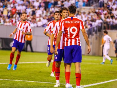 Doğu RUTHERFORD, NJ - 26 Temmuz 2019: Atletico de Madrid takımı, MetLife Stadyumu 'nda oynanan 2019 Uluslararası Şampiyonlar Kupası' nda Real Madrid 'e karşı oynanan maçta golü kutluyor. Real Madrid 3-7 yenildi