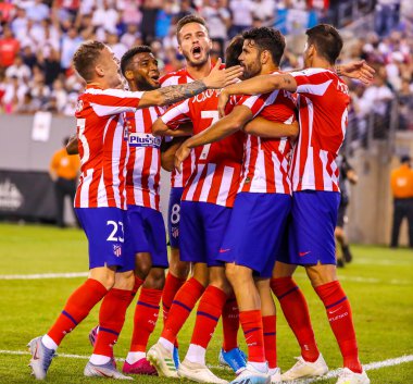 Doğu RUTHERFORD, NJ - 26 Temmuz 2019: Atletico de Madrid takımı, MetLife Stadyumu 'nda oynanan 2019 Uluslararası Şampiyonlar Kupası' nda Real Madrid 'e karşı oynanan maçta golü kutluyor. Real Madrid 3-7 yenildi