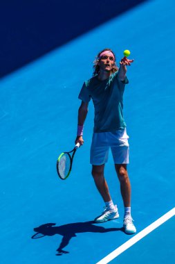 MELBOURNE, AUSTRALIA - 22 Ocak 2019: Yunan profesyonel tenisçi Stefanos Tsitsipas, Melbourne Park 'ta oynanan 2019 Avustralya Açık' ta oynanan çeyrek final karşılaşmasında