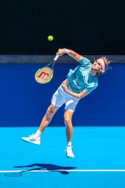 MELBOURNE, AUSTRALIA - 22 Ocak 2019: Yunan profesyonel tenisçi Stefanos Tsitsipas, Melbourne Park 'ta oynanan 2019 Avustralya Açık' ta oynanan çeyrek final karşılaşmasında
