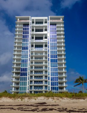RIVIERA BEACH, FLORIDA - 1 Haziran 2021 Singer Adası 'ndaki lüks konutlar. Singer Adası, Riviera Sahili 'nin doğal plajları ve lüks otelleri olan okyanus manzaralı bir mahallesi. 