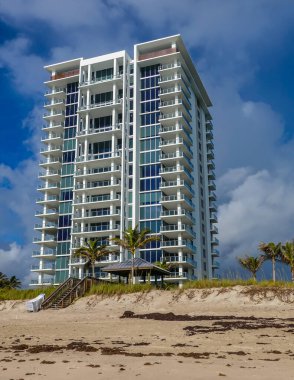 RIVIERA BEACH, FLORIDA - 1 Haziran 2021 Singer Adası 'ndaki lüks konutlar. Singer Adası, Riviera Sahili 'nin doğal plajları ve lüks otelleri olan okyanus manzaralı bir mahallesi. 