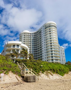 RIVIERA BEACH, FLORIDA - 1 Haziran 2021 Singer Adası 'ndaki lüks konutlar. Singer Adası, Riviera Sahili 'nin doğal plajları ve lüks otelleri olan okyanus manzaralı bir mahallesi. 