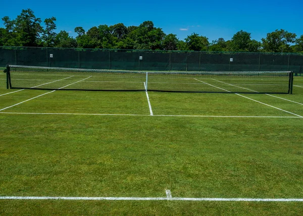 草のテニスコート — ストック写真
