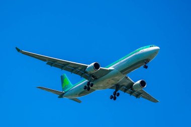 NEW YORK - 24 Haziran 2021: Aer Lingus Airbus A330 - New York 'taki JFK Uluslararası Havaalanı' na inmek için iniş yaptı