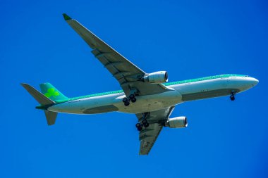 NEW YORK - 24 Haziran 2021: Aer Lingus Airbus A330 - New York 'taki JFK Uluslararası Havaalanı' na inmek için iniş yaptı