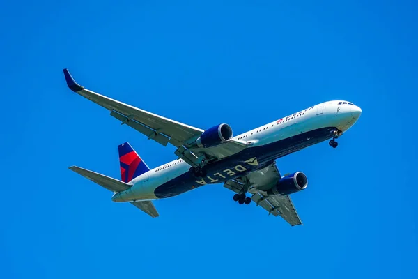 Нью Йорк Июня 2021 Года Boeing 767 Delta Airlines Приземляется — стоковое фото