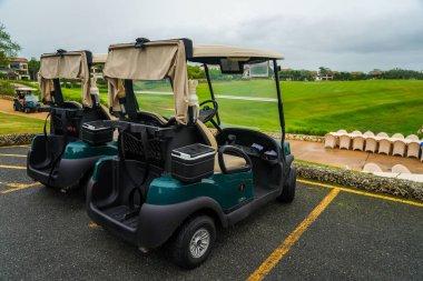 LA ROMANA, DOMINICAN Cumhuriyet - 11 Haziran 2021: Casa de Campo 'nun dünyaca ünlü Dye Fore Golf Sahası. Okyanus kıyısındaki golf sahasında 27 delik var. Chavon Nehri 'ne açılan uçurum kenarındaki çukurlar da dahil.