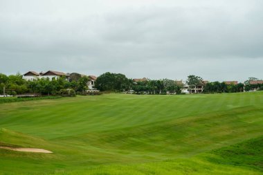 LA ROMANA, DOMINICAN Cumhuriyet - 11 Haziran 2021: Casa de Campo 'nun dünyaca ünlü Dye Fore Golf Sahası. Okyanus kıyısındaki golf sahasında 27 delik var. Chavon Nehri 'ne açılan uçurum kenarındaki çukurlar da dahil.
