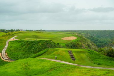 LA ROMANA, DOMINICAN Cumhuriyet - 11 Haziran 2021: Casa de Campo 'nun dünyaca ünlü Dye Fore Golf Sahası. Okyanus kıyısındaki golf sahasında 27 delik var. Chavon Nehri 'ne açılan uçurum kenarındaki çukurlar da dahil.