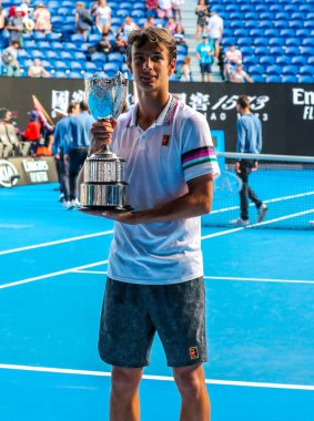 MELBOURNE, AUSTRALYA - 27 HAZİRAN 2019 Avustralya Açık şampiyonu Lorenzo Musetti, Melbourne Park 'ta oynanan Erkekler Single final karşılaşmasının ardından düzenlenen ödül sunumunda 