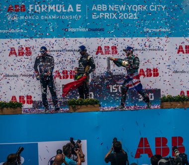 NEW YORK - 11 Temmuz 2021: Kazananlar Nick Cassidy (NZL), Sam Bird (GBR) ve Antonio Felix Da Costa (PRT) 2021 'den sonra Red Hook City E-Prix Formula E Yarışı 11' de kupa sunumunda görüldüler.