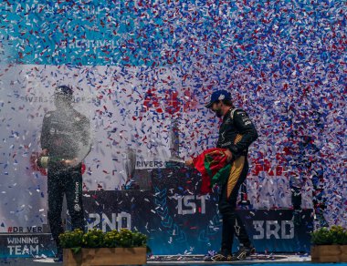 NEW YORK - 11 Temmuz 2021: Kazananlar Nick Cassidy (NZL), Sam Bird (GBR) ve Antonio Felix Da Costa (PRT) 2021 'den sonra Red Hook City E-Prix Formula E Yarışı 11' de kupa sunumunda görüldüler.