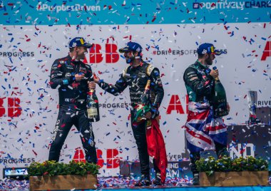 NEW YORK - 11 Temmuz 2021: Kazananlar Nick Cassidy (NZL), Sam Bird (GBR) ve Antonio Felix Da Costa (PRT) 2021 'den sonra Red Hook City E-Prix Formula E Yarışı 11' de kupa sunumunda görüldüler.