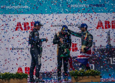 NEW YORK - 11 Temmuz 2021: Kazananlar Nick Cassidy (NZL), Sam Bird (GBR) ve Antonio Felix Da Costa (PRT) 2021 'den sonra Red Hook City E-Prix Formula E Yarışı 11' de kupa sunumunda görüldüler.